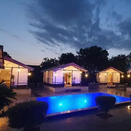 Luxury Farmhouse In Chhatarpur With Pool ニューデリー エクステリア 写真