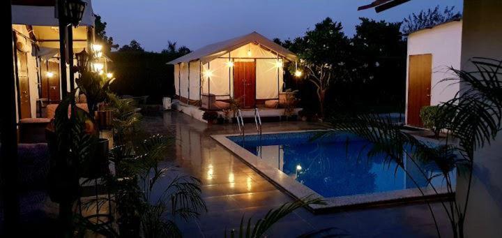 Luxury Farmhouse In Chhatarpur With Pool ニューデリー エクステリア 写真
