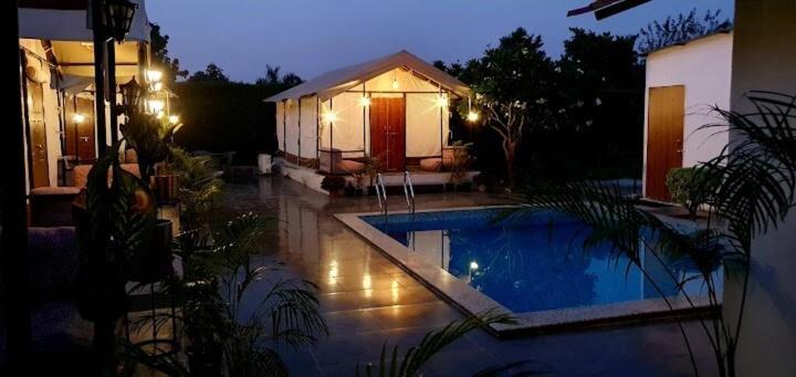 Luxury Farmhouse In Chhatarpur With Pool ニューデリー エクステリア 写真