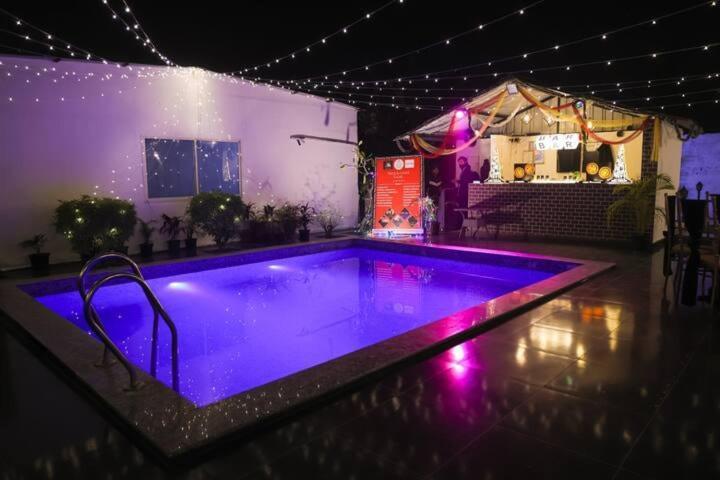 Luxury Farmhouse In Chhatarpur With Pool ニューデリー エクステリア 写真